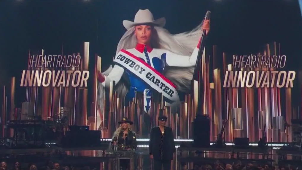 Beyoncé honored at iHeartRadio Music Awards